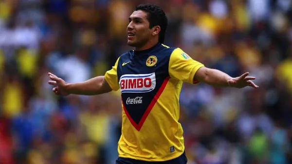 El jugador se puso una cancha de fútbol para sobrevivir