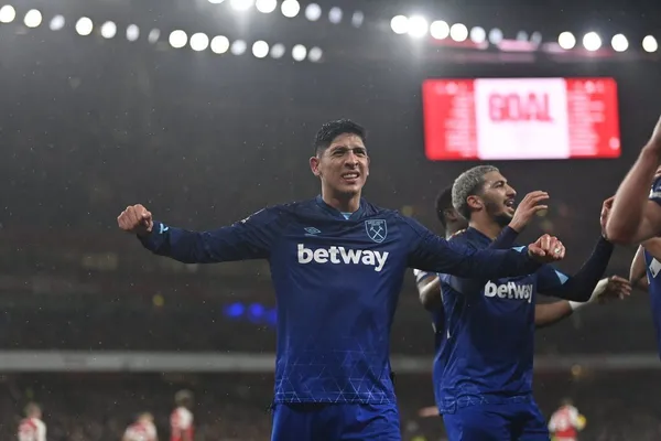 El “Machín” y su equipo pasan por un gran momento en la liga inglesa.