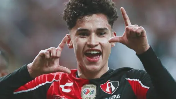 El mediocampista rojinegro está teniendo una gran actuación anotando dos goles