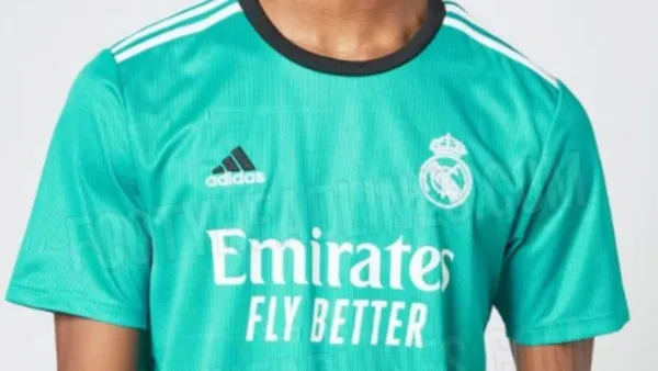 El Merengue lució su nueva indumentaria alternativa, aquella que utilizará cuando no use ni su playera titular ni la suplente. Opina cómo se ve esta equipación del Real Madrid.