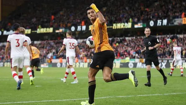 El mexicano marca de penal un nuevo tanto