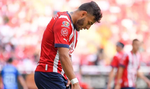 El mexicano no la pasa nada bien estos últimos días con Chivas