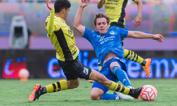 El mexicano salió expulsado del partido luego de una polémica jugada