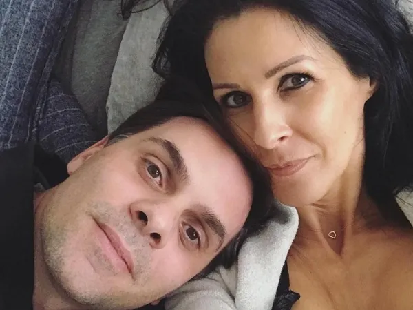 El narrador más famoso de todo México no es ajeno a una vida sentimental y familiar. Es casado, a formado una familia, y esta es su familia. Conócela y entérate quien es la mujer de Christian Martinoli.