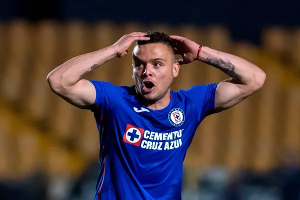 El nivel de Jonathan Rodríguez ha sido muy bajo en Cruz Azul y luce distraído debido a una oferta millonaria que tiene en el exterior