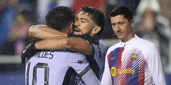 El partido entre América y Barcelona terminó caliente y uno de los azulcremas encaró a Robert Lewandowski