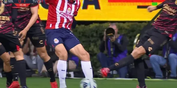 El periodista Gerardo Vázquez exhibe al árbitro que pitó dos penales a favor de Chivas