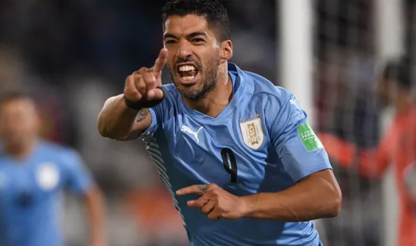 El pistolero uruguayo presumió la camiseta con la que Uruguay disputará el próximo mundial, mientras él aún no decide su futuro