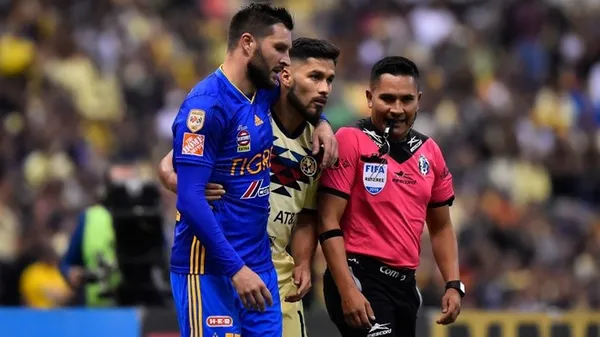 El polémico arbitraje en el Azteca causó malestar general en los hinchas