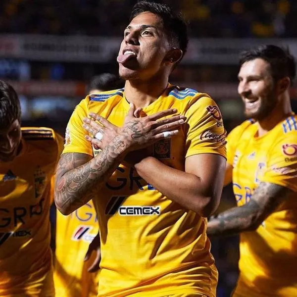 El polémico central mexicano está en la mira y es criticado por ocultar el escudo de su equipo.