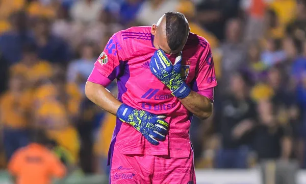 El portero argentino causó polémica una vez más en el duelo ante los rojinegros