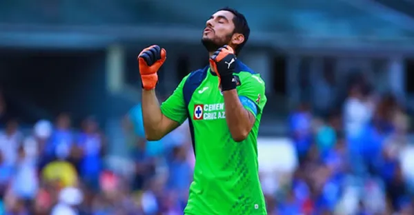 El portero de Cruz Azul por poco deja las canchas