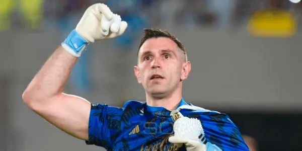 El portero realizó esta acción tras salir al campo de juego en el Estadio Monumental.