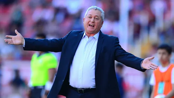 El técnico de las Chivas, Víctor Manuel Vucetich, se mostró tranquilo ante los cuestionamientos de la prensa sobre su permanencia tras el Guard1anes 2021.