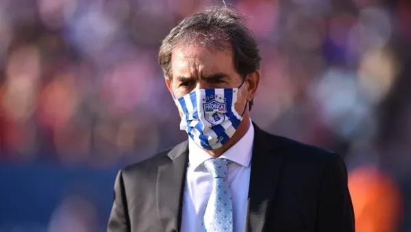 El técnico de los Tuzos no luce concentrado en sus labores con Pachuca y el equipo lo resiente