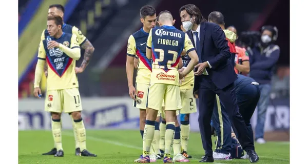 El técnico del América volvió a poner a un jugador de su preferencia ante el Atlas, lo que provocó molestia en los seguidores azulcremas