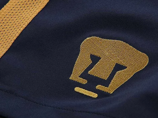 El tercer jersey de Pumas presenta tonos en rojo, arcilla y naranjas, lo cual generó polémica ya que dista mucho de los colores del club.