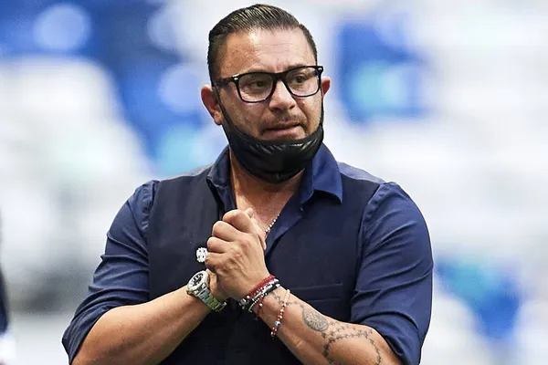 El Turco Mohamed llegó a tratar de salvar el barco de Pumas, pero el verdadero culpable no da la cara al fracaso.