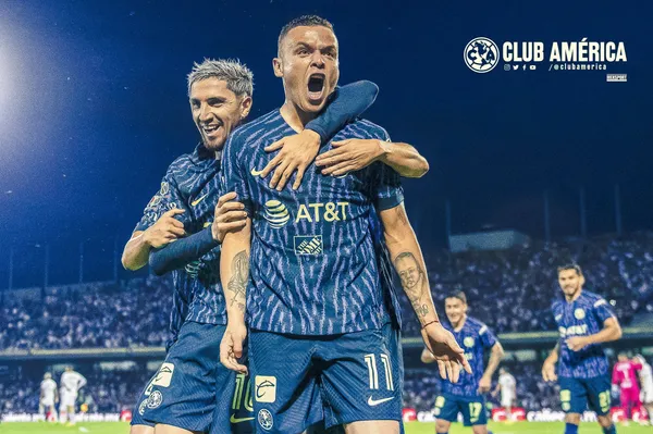 El uruguayo se luce ante los felinos.