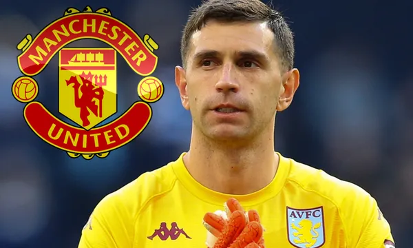 Emiliano Martínez y escudo del Manchester United (Foto: The Sun)