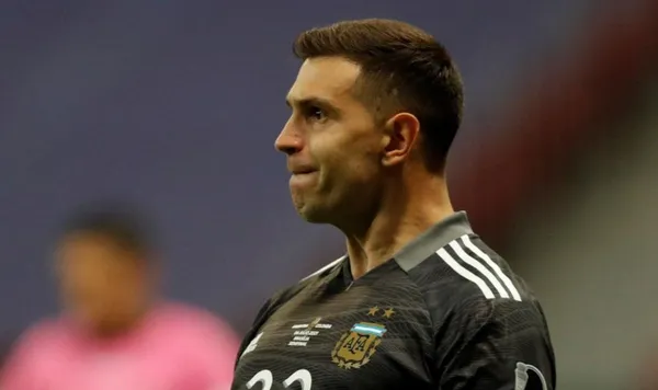 Emiliano Martínez y su nueva locura que lo reafirma como el mejor cancerbero de planeta.