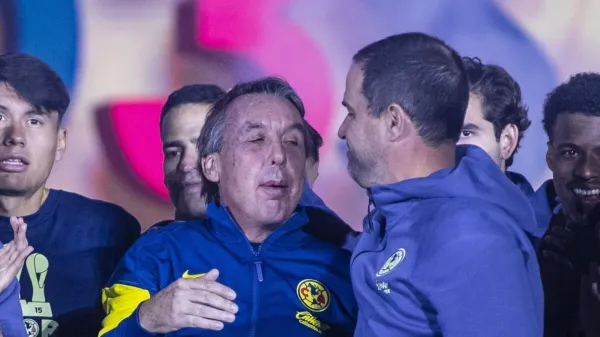 Emilio Azcárraga y André Jardine durante festejo del tricampeonato con el América