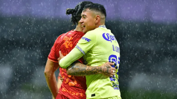 Emilio Lara se convirtió en la figura del América Pero uno de sus compañeros demostró que no lo quieren terreno de juego