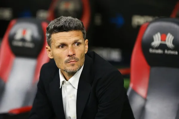 Emilio Lara será baja por lo menos seis semanas. Fernando Ortíz deberá cambiar su once titular ante la lesión.