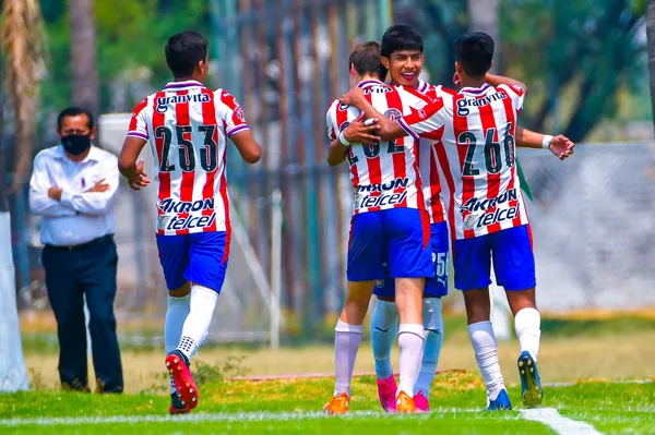 En Chivas están buscando refuerzos cuando la sangre nueva la podrían tener en casa.