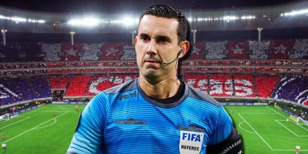 En el partido entre Chivas ante Pachuca, hubo un penal polémico que no se pitó. La afición no le perdonó al referí