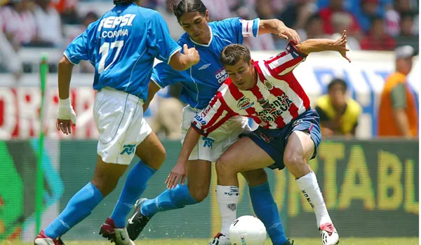 En varias ocasiones Chivas ha sido el verdugo del Cruz Azul en la liguilla, pero esta es una de esas que los aficionados de ambos equipos no olvidan.