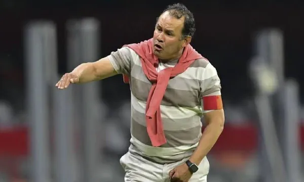 Entra uno, sale otro más.