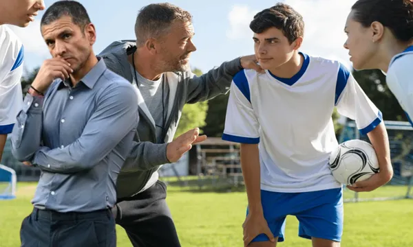 Entrenador reúne a sus jugadores para darles indicaciones: (fuente: Aprende en Casa)