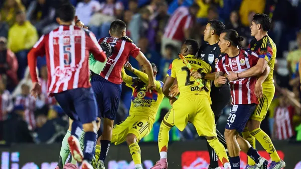 Erick Gutiérrez en una discusión con Erick Sánchez durante el Clásico Nacional