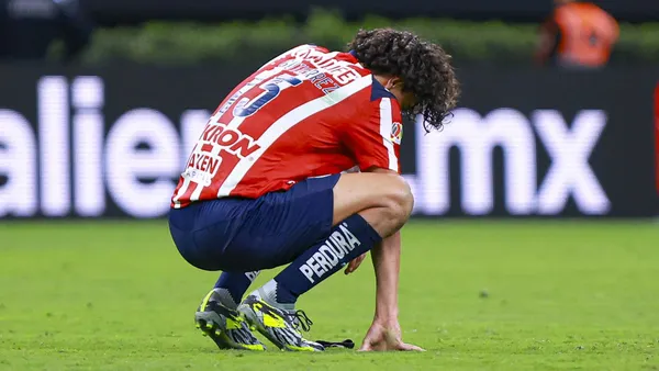 Erick Gutiérrez lamentándose en el estadio Akron