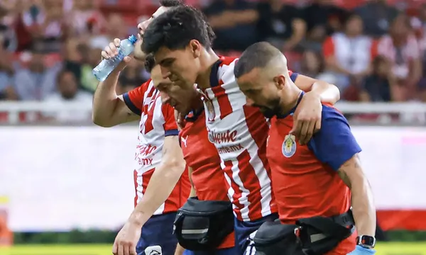 Erick Gutiérrez sale del campo de juego tras su lesión del hombro, ante el América
