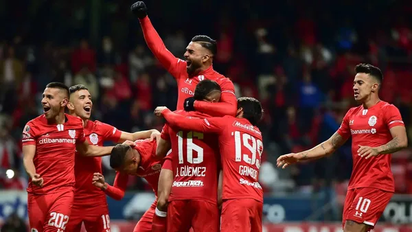 Es el capitán, la figura del equipo pero mira quién quiere robarle protagonismo a Rubens Sambueza