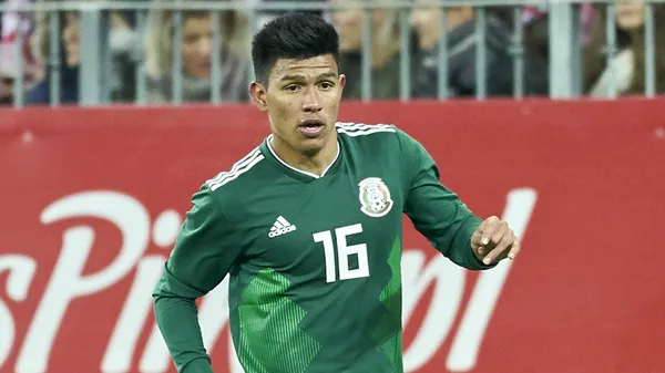 Es inminente la partida del lateral mexicano hacia Europa