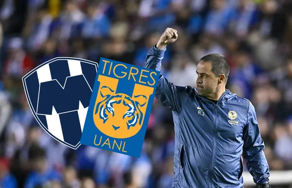 Escudos de Tigres y Rayados, junto a André Jardine/Foto Imago 7.