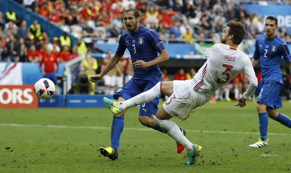 España e Italia llegan muy motivados a las semifinales de la Eurocopa 2020. Este torneo se había suspendido el año anterior, y por eso sigue llevando en el nombre de su edición el año en el que inició la pandemia. Te contamos en qué canal ver este vibrante partido.