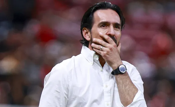 Espinoza se toma el rostro tras jugada fallada de Chivas (Fuente: Mexsports)