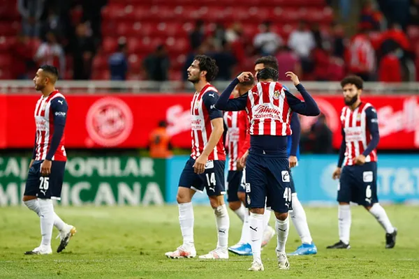 Esta no es la primera vez que Miguel Ponce causa polémica debido a que también hizo su debut como cantante.