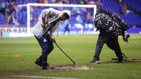 Estadio Cuauhtémoc durante la lluvia previo al Puebla vs Chivas