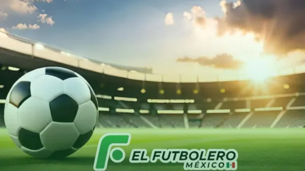 Estadio de futbol con balón | Foto: Freepik