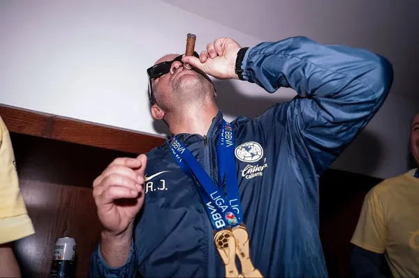 Este futbolista fue dirigido por el entrenador del América y ahora brilla en el Viejo Continente