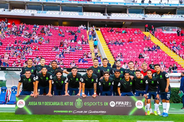 Fernando Beltrán no tendría un puesto como titular en Chivas, pero se dedica a otras cosas fuera del futbol.