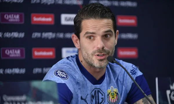 Fernando Gago en conferencia de prensa con las Chivas (Fuente: Telediario)