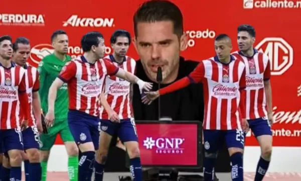 Fernando Gago habla en conferencia de prensa, al frente jugadores de Chivas / Captura Chivas TV