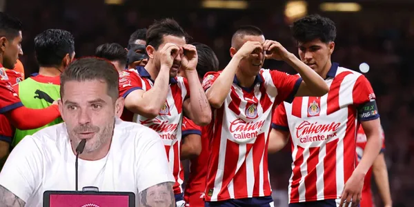 Fernando Gago junto a los jugadores de Chivas / FOTO X