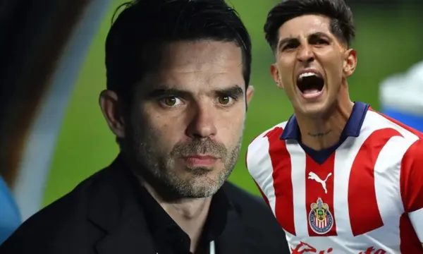 Fernando Gago mira un partido desde la banca de suplentes, mientras Guzmán grita / El Futbolero